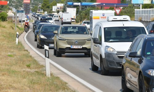 Velik zastoj u oba smjera između Baške vode i Makarske: Dogodila se teška nesreća