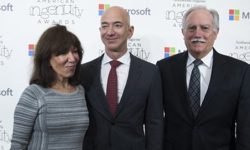 Tko je bila Bezosova majka? Rodila ga je sa samo 17, a uvijek mu je bila najveća podrška