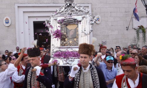 Na procesiji za Veliku Gospu u Sinju okupilo se 50 tisuća vjernika
