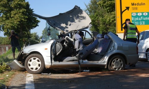 FOTO Vozač sletio s ceste u Valturi kraj Pule: Udario u stablo i poginuo