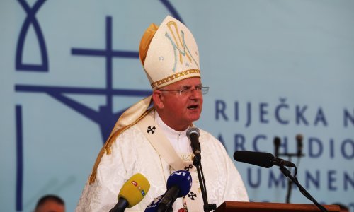 Uzinić u propovijedi o 'starim podjelama', stanju u Gazi, a završio je s pjesmom Gabi Novak