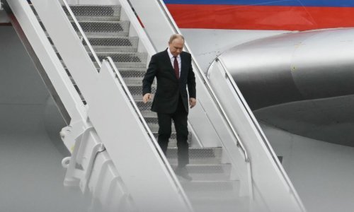 'Prostrli su crveni tepih najvećem zločincu od Hitlera. Ovo mu je nova pozadina za mobitel'