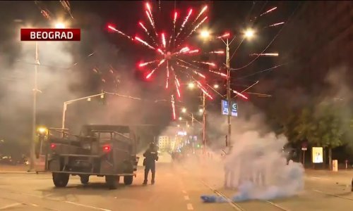 Žandarmerija razbija prosvjede u Beogradu, gore kontejneri, Karleuša evakuirana s koncerta