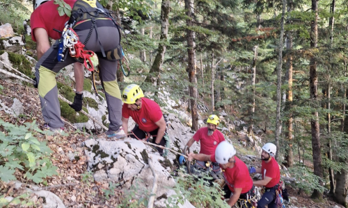Žene quadom sletjele u provaliju: Jedna poginula, druga helikopterom prebačena u Rijeku