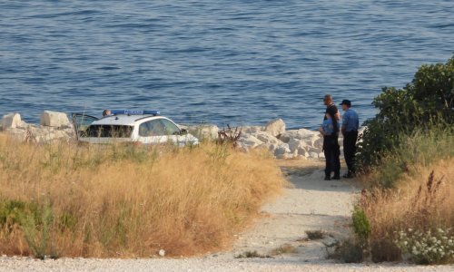 V Iki umrl izkušen potapljač po izplavanju iz morja