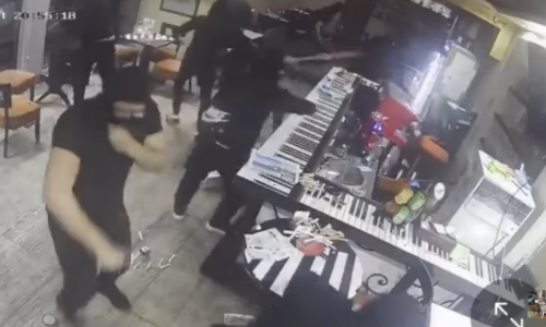 VIDEO Maskirani napadači upali u kafić i demolirali ga. Palicama udarali po ljudima