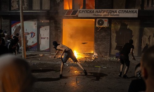 Kaos na ulicama: Beogradom letio suzavac i topovski udari, u Valjevu zapaljene prostorije SNS-a
