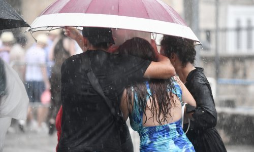 Cijela Hrvatska pod žutim alarmom: Pada temperatura, posvuda pljuskovi, a moguća i tuča