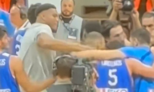 Giannis Antetokounmpo postao hit na internetu; pogledajte kako je snažno ošamario suigrača usred time-outa