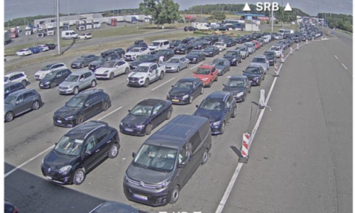 Kilometarske kolone na autocestama, vozi se usporeno, nema čekanja na Lučkom