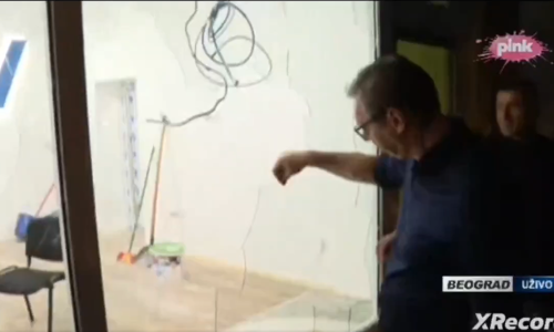 VIDEO Vučić opet postao viralan: Dodirivao razbijeno staklo pa se porezao