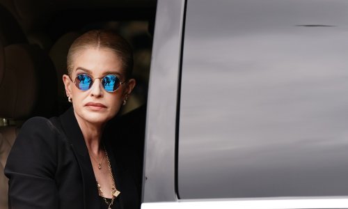 Mjesec dana nakon smrti oca vratila se u javnost