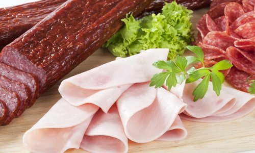 Kupci, oprez! Iz trgovina se povlače popularna salama i narezak sa sirom