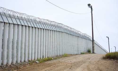 Trump želi obojiti u crno ogradu na granici s Meksikom, razlog je bizaran