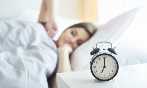 Ne radite ovo čim otvorite oči: Pogreške nakon buđenja koje sabotiraju cijeli dan