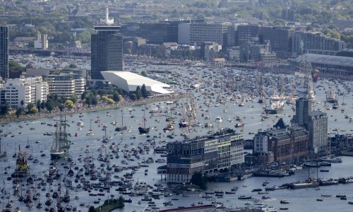 Spektakularni prizori iz Amsterdama: Stotine povijesnih jedrenjaka zaplovilo kanalima