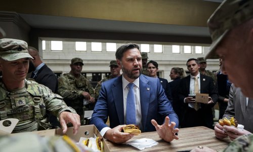 JD Vance dijelio hamburgere vojnicima Nacionalne garde: Pogledajte što ga je dočekalo