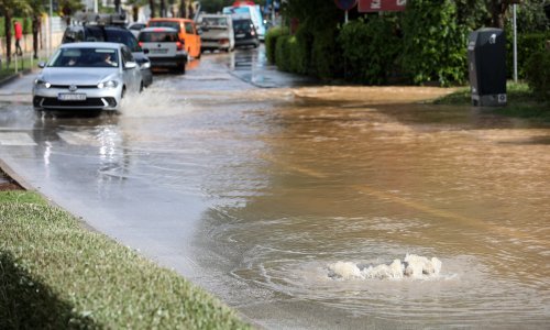 VIDEO Biograd na Moru: Poplavile ulice, izbili šahtovi: 'Ovo je strašno'