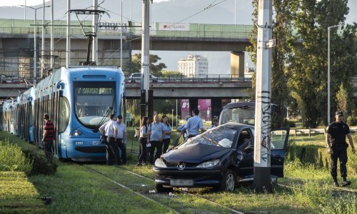 Teška nesreća na Držićevoj, auto završio na tramvajskim tračnicama