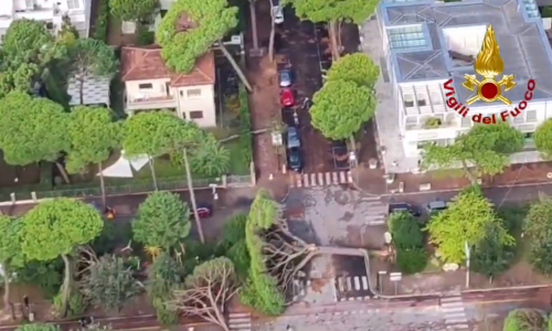 Drama uslijed nevremena: Vatrogasci u Italiji iz vlaka spašavali 23 putnika