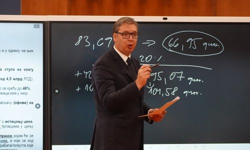 Vučić predstavio 'čudesne mjere': Donio košare, pisao po ploči i opominjao novinare