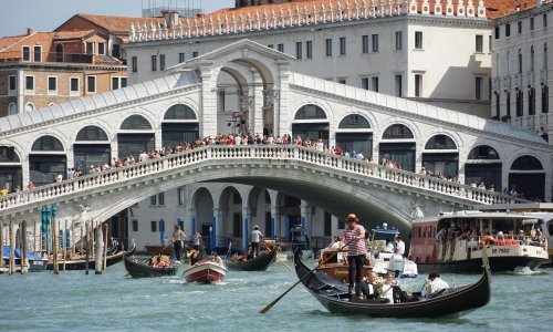 Turisti snimali selfi pa poremetili ravnotežu i potopili gondolu u Veneciji