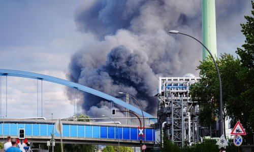 Veliki požar izbio u najvećoj njemačkoj luci u Hamburgu, ozlijeđene tri osobe