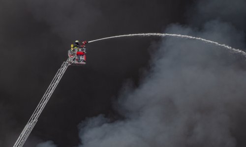 Ugašen ogroman požar u luci u Hamburgu, ozlijeđeno 10 ljudi