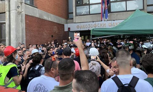 [VIDEO] Kaotično u Novom Sadu: Prosvjednici golim rukama potisnuli policiju ispred fakulteta