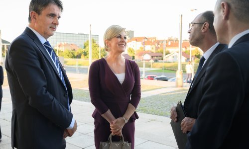 Kolinda Grabar-Kitarović oduševila u haljini ženstvenog uzorka