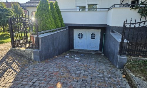 Netko je dvorište gradonačelnika Duspare zasuo smećem, policija na terenu