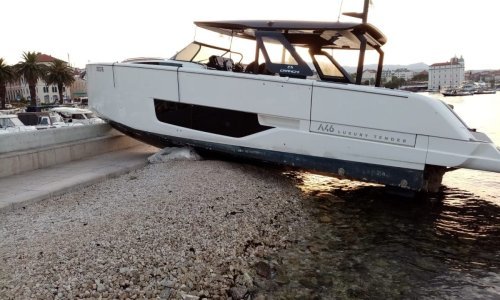 V Splitu se je gliser nasukal na Matejuški, domnevno zaradi zaspanosti upravitelja