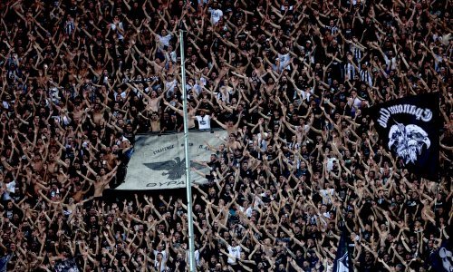 Rijeka je gubila, a stadionom se orila Partizanova pjesma; poslušajte navijače u Solunu