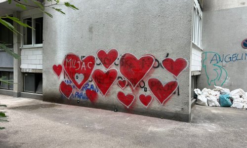 Jezivu poruku Miljenku Jergović zamijenila su srca, a onda su i ona prebojana