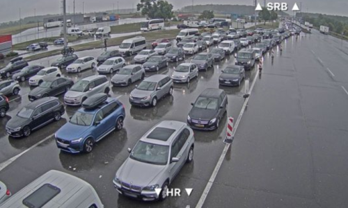 Gužva i kolone na autocestama: Kod Benkovca prekinut promet, pale i prve zabrane
