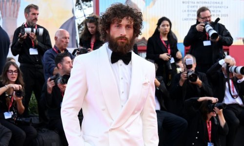 Mnogi ga vide kao novog Jamesa Bonda, a na crvenom tepihu izgledao je neprepoznatljivo