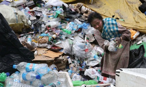 U Indiji se otvaraju kafići za otpad; ljudi umjesto novca obrok plaćaju – plastikom