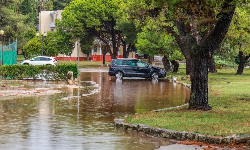 VIDEO Potop u Umagu, auti zapeli u bujici. U dva sata zabilježeno gotovo 2000 udara munja