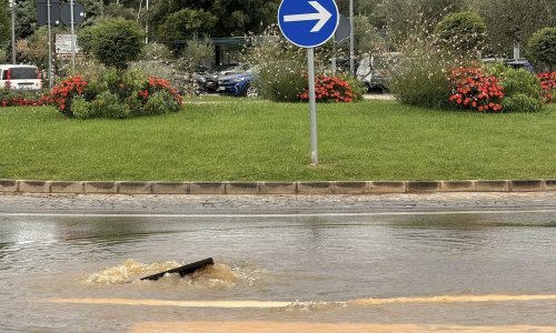 Nevrijeme poharalo Istru, opći potop u Umagu. Meteorolozi: Riječ je o tzv. oborinskom vlaku
