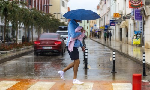 Na moru lokalno jaka bura, na kopnu ponegdje kiša. HAK poziva na oprez u prometu