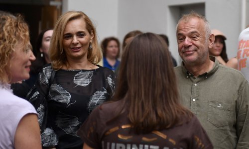 Nakon dugo vremena zajedno u javnosti: Šprajc i supruga u večernjem izlasku