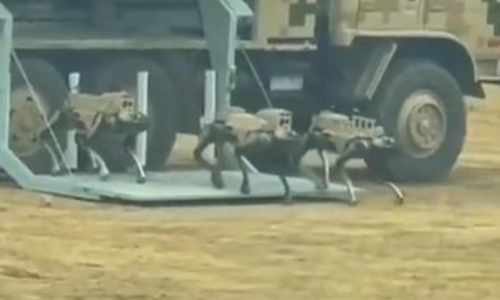 Kineskom paradom prošetali 'robotski vukovi'; evo što oni sve mogu