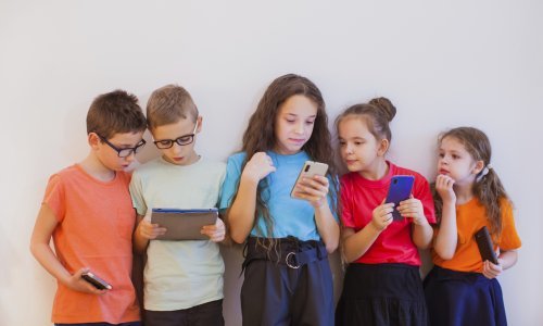 Između zabrana i istraživanja: Kako europske zemlje rješavaju problem mobitela u učionicama