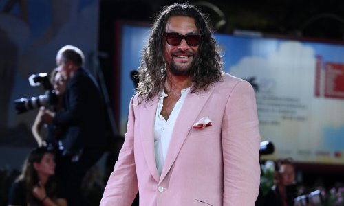 Jason Momoa napravio show: Stigao u ružičastom odijelu, ali najveći hit su 'ružne' natikače