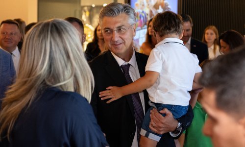 Plenković na premijeru poveo najmlađeg sina: Jedna stvar nije se svidjela Ivanu