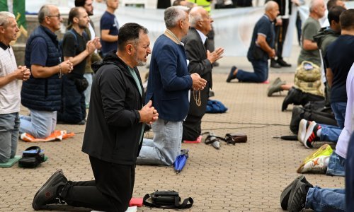 FOTO Molitelji opet klečali na trgovima: U Zagrebu stigli i prosvjednici