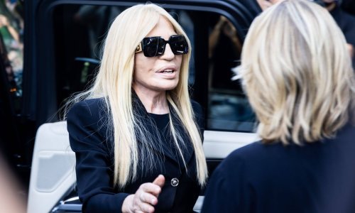 Što joj je s licem? Donatella Versace stigla je na Armanijev sprovod - i šokirala izgledom