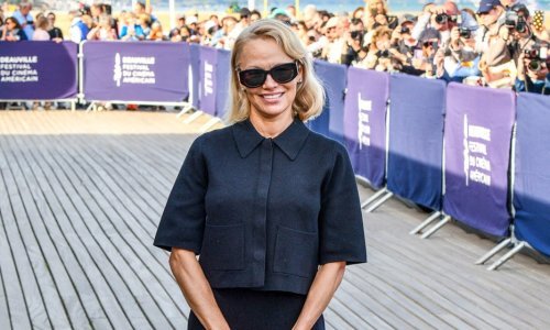 Chic suknja kao stvorena za zrelije dame: Pamela Anderson osvanula u jednom od boljih izdanja