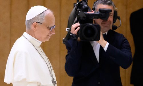 Papa Lav se ispričao nakon što je slučajno udario kamermana