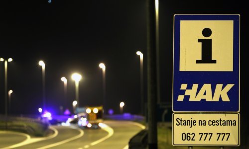 Više auta oštećeno na autocesti A3, naletjeli na drvenu građu koja je ispala iz kamiona